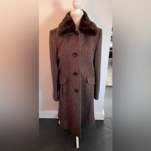 Super cute vintage inspired coat with removable fur collar
